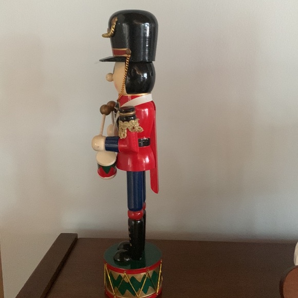 WOOD NUTCRACKER/ LOOKS NEW / CHRISTMAS DECOR - Picture 2 of 2